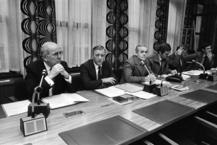 V.l.n.r. directeur R. Bosman, directielid Van Ouwerkerk, voorzitter van de OR J., Bestanddeelnr 932-3778