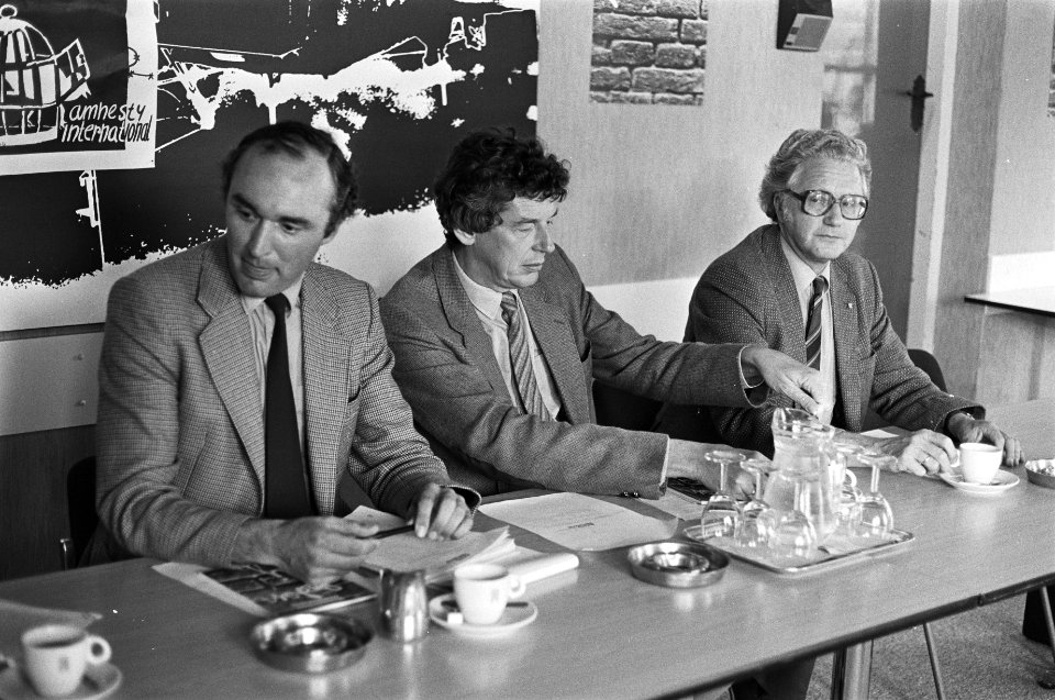 V.l.n.r. A.B. Eikenaar(voorz. Amnesty Internationaal Nederland), W. Kok (voorz., Bestanddeelnr 931-0253