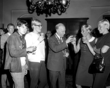 V.l.n.r. Toos Beumer, Ada Kok, Burgemeester Lambooy, Betty Heukels en Gretta Kok, Bestanddeelnr 919-5077