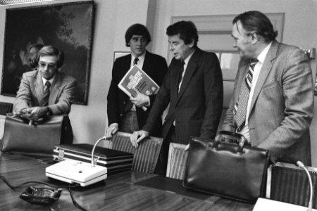 V.l.n.r. Achter de stoelen dhr. Nijpels (VVD), FNV-voorzitter Kok en vice-voorzi, Bestanddeelnr 932-7209
