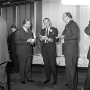 V.l.n.r. dhr. B.P. Hofstede, prins Bernhard en de Britse ambassadeur Sir Peter G, Bestanddeelnr 919-6475