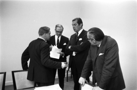 V.l.n.r. Antoon Veerman (ARP), Fons van der Stee (KVP), Barend Biesheuvel (ARP)…, Bestanddeelnr 924-3439