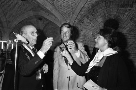 V.l.n.r. burgemeester van Gouda dhr. G. van Hofwegen, Pim Jacobs en Rita Reys, Bestanddeelnr 930-9979