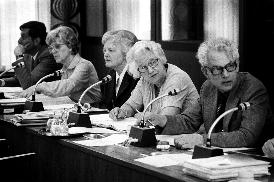 V.l.n.r. staatssecretarissen Wallis de Vries, Kraayeveld-Wouters, Veder-Smit, Ha, Bestanddeelnr 930-2858