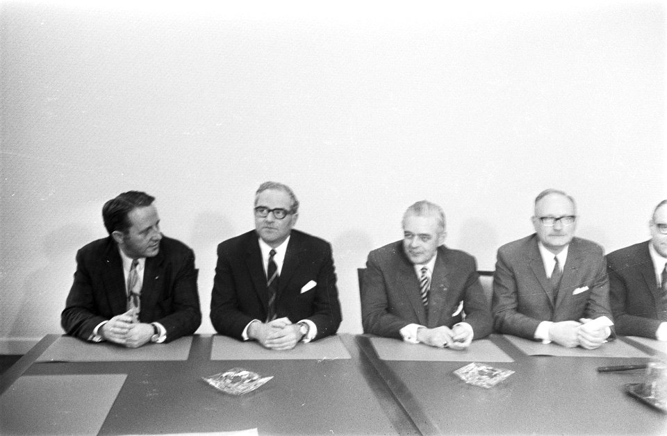 V.l.n.r. Antoon Veerman (ARP), Fons van der Stee (KVP), Molly Geertsema (VVD), …, Bestanddeelnr 924-3437