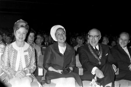 V.l.n.r. ..., prinses Margriet en burgemeester Ivo Samkalden, Bestanddeelnr 923-4752