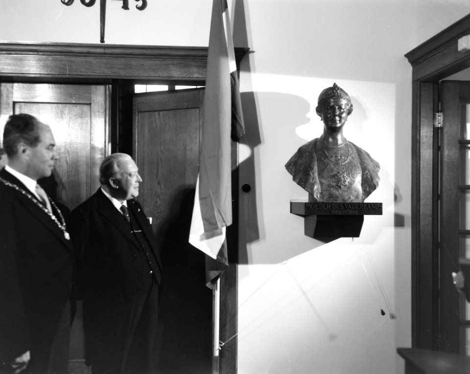 V.l.n.r. burgemeester Faber en H.G.J.M. Drabbe, Bestanddeelnr 916-3609