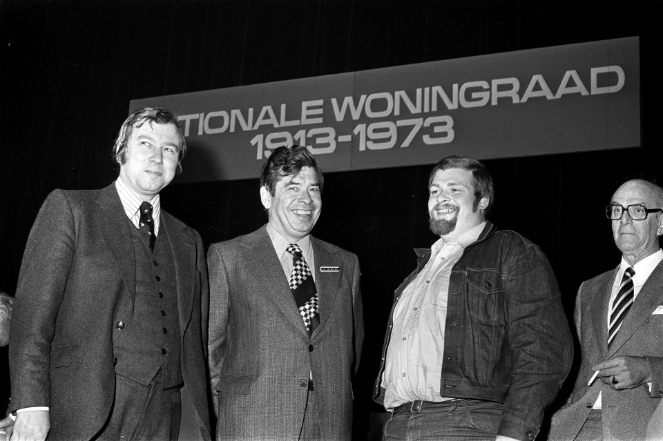 V.l.n.r. staatssecretaris Marcel van Dam, mr. C.M. van den Hoff (directeur Natio, Bestanddeelnr 926-7819