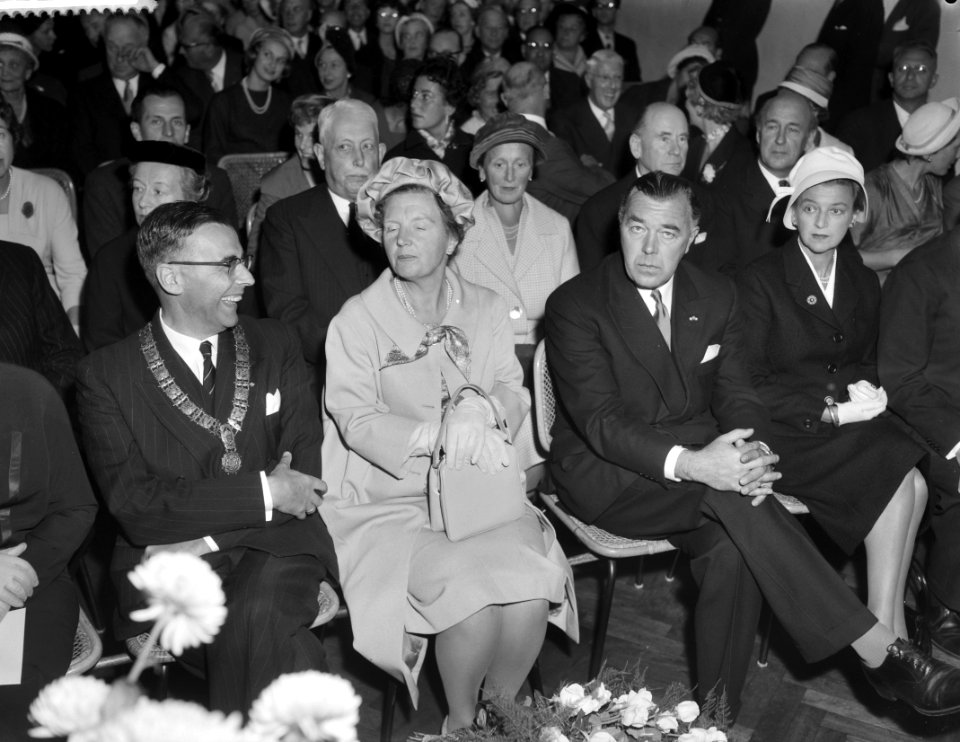 V.l.n.r. Burgemeester Van Hall, koningin Juliana en prins Bertil, Bestanddeelnr 910-7251