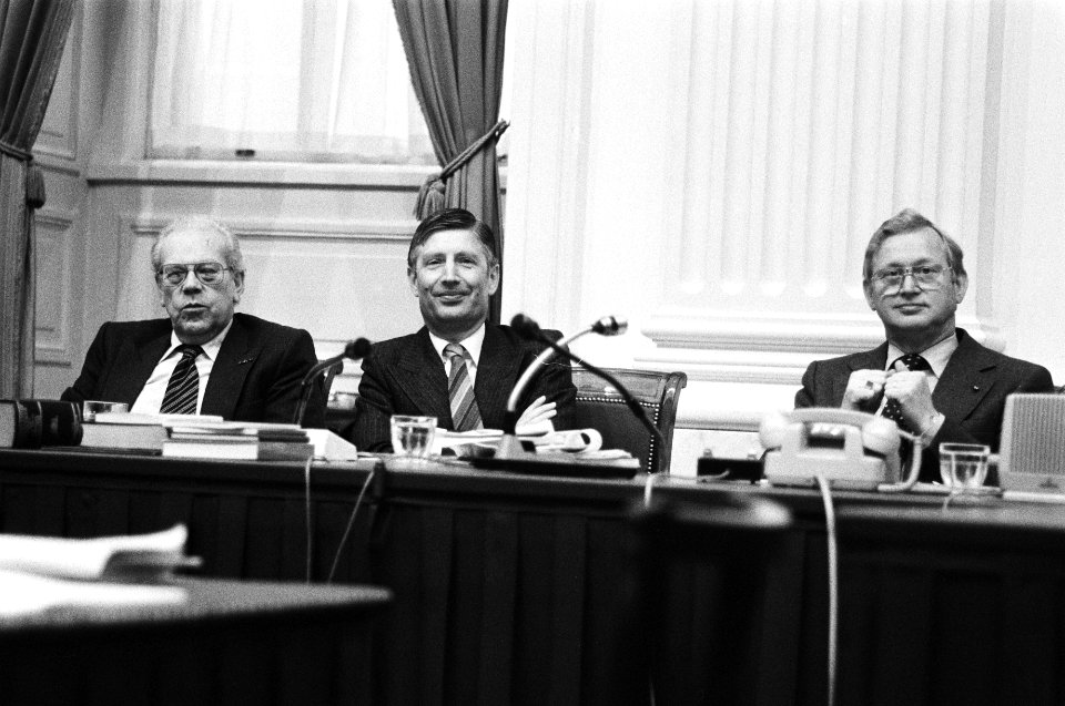 V.l.n.r. achter de regeringstafel minister Albeda, van Agt en minister Andriesse, Bestanddeelnr 930-2804