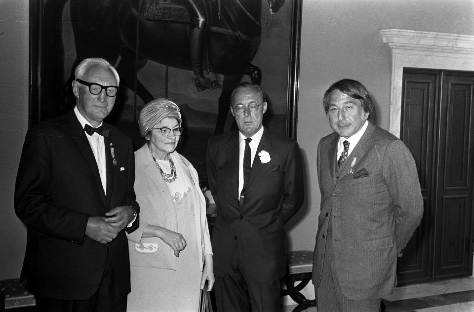 V.l.n.r. Dr. Wumkes, mej. Bijtelaar, Prins Bernhard en A. Orlow, Bestanddeelnr 922-5646