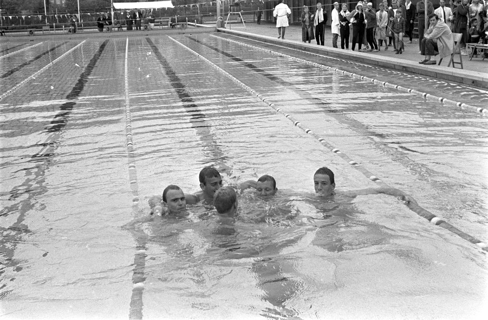 V.l.n.r. Aad Oudt, Rinus van Beek (reserve), Johan Schans , Dick Langerhorst en , Bestanddeelnr 921-5778