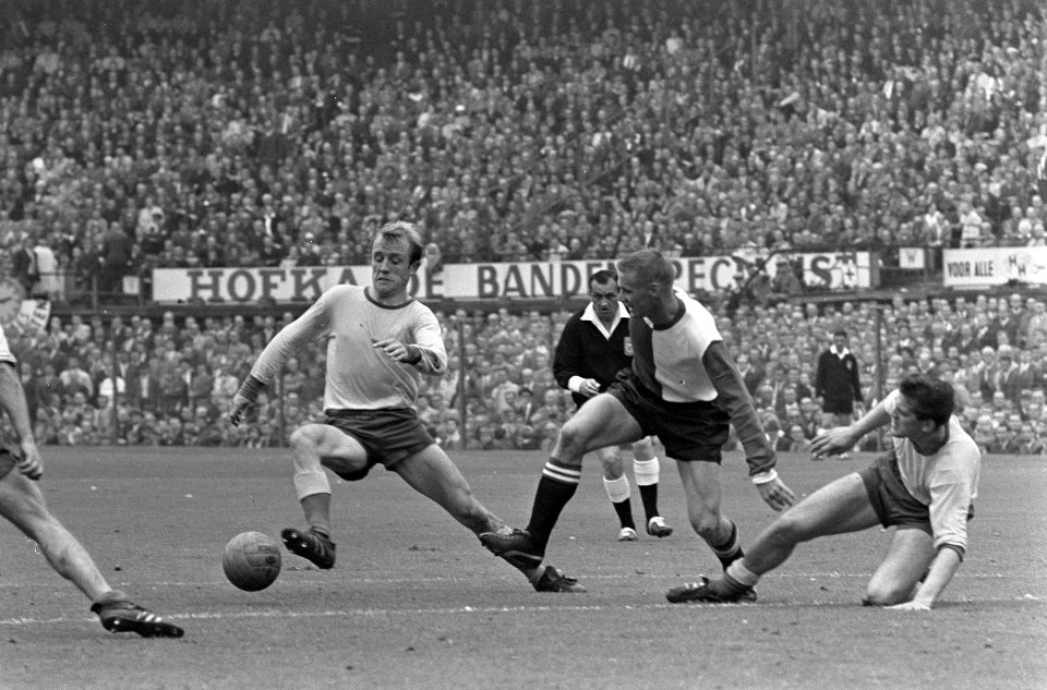 V.l.n.r. de spelers Kusters, Bild en Plum, Bestanddeelnr 919-5979