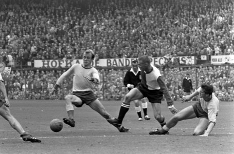 V.l.n.r. de spelers Kusters, Bild en Plum, Bestanddeelnr 919-5979