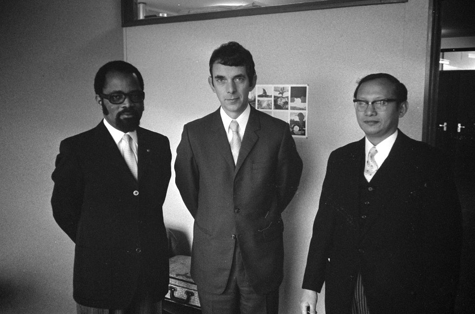 V.l.n.r. ds. L. Dillingon, ds. J. Legène en drs. S.P. Seregar, Bestanddeelnr 926-9534