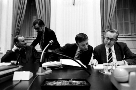 V.l.n.r. achter de regeringstafel minister Van der Klaauw (buitenlandse Zaken), , Bestanddeelnr 930-5960