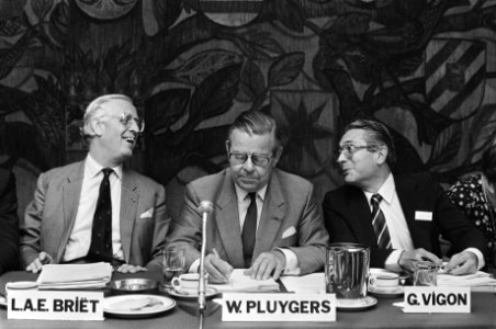 V.l.n.r. Dhr. Briët, voorzitter van de Raad van Commissarissen W. Pluygers en to, Bestanddeelnr 932-6359