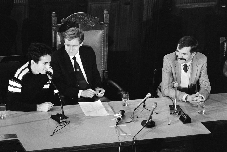 V.l.n.r. Alberto Salazar, organisator Gerard Rooijakkers en Robert de Castella, Bestanddeelnr 932-5545