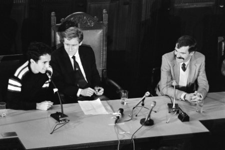 V.l.n.r. Alberto Salazar, organisator Gerard Rooijakkers en Robert de Castella, Bestanddeelnr 932-5545