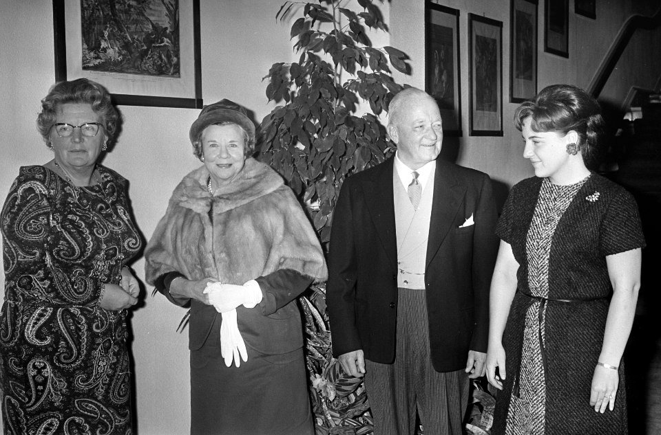 V.l.n.r. koningin Juliana, mevrouw Puddicombe , de heer Puddicombe en prinses Ma, Bestanddeelnr 918-4452