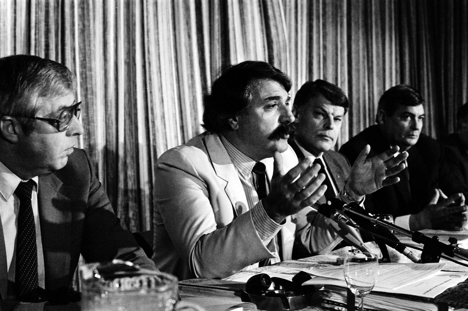 V.l.n.r. André van der Louw (voorzitter), Henk Hut (penningmeester) en Ton Harms, Bestanddeelnr 932-5996