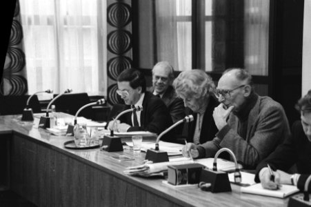 V.l.n.r. de ministers Wil Albeda, Arie Pais ,Til Gardeniers en voorzitter Joop …, Bestanddeelnr 931-2762