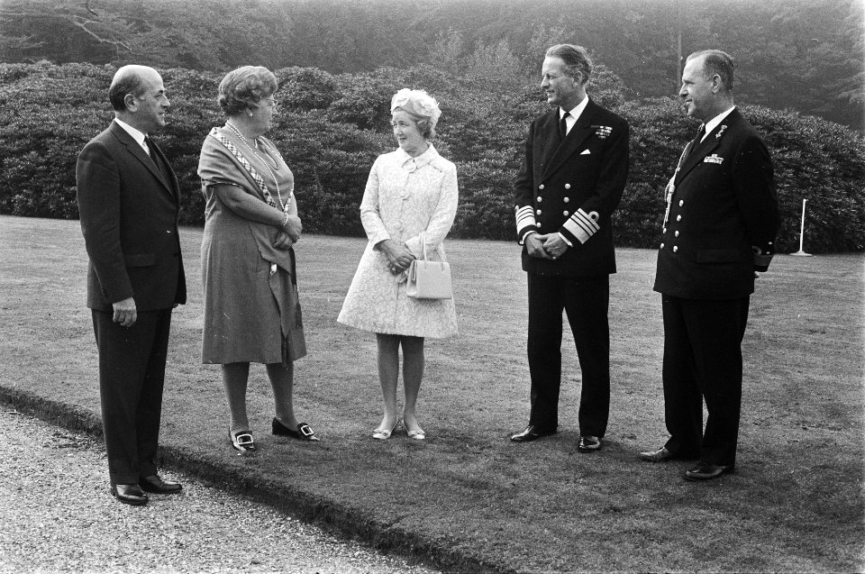 V.l.n.r. koningin Juliana, Mrs. O'Brien, Sir William O'Brien en ..., Bestanddeelnr 923-9206