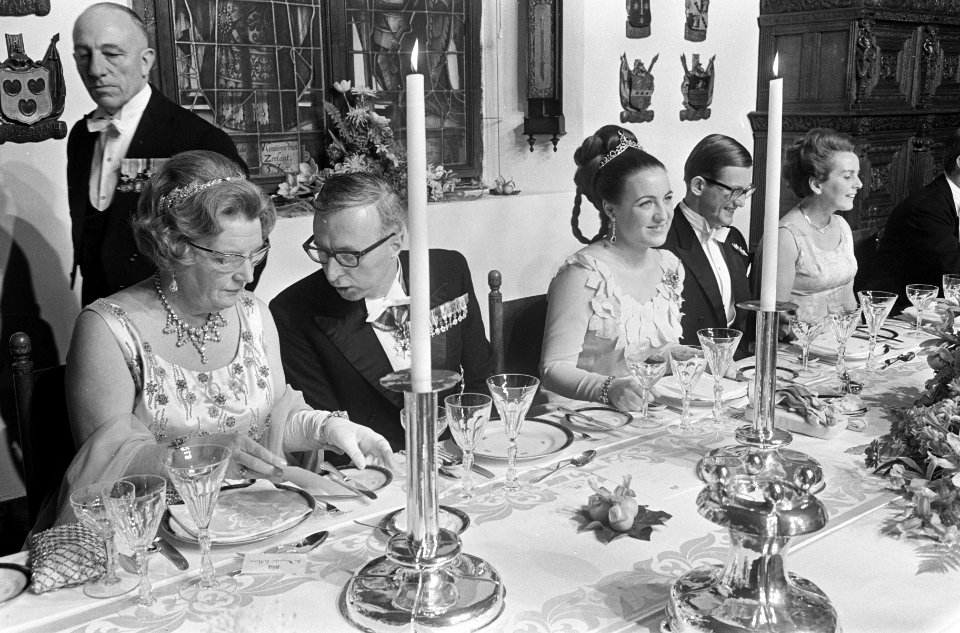 V.l.n.r. koningin Juliana, premier Zijlstra, prinses Margriet, Pieter van Vollen, Bestanddeelnr 919-9443