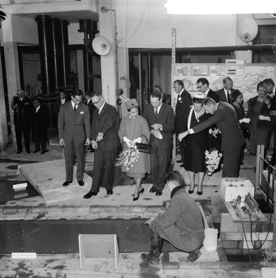 V.l.n.r. koning Bhumibol, ir. H.J. Schoenmaker, koningin Sirikit, ir. W.E. Bijle, Bestanddeelnr 911-7007