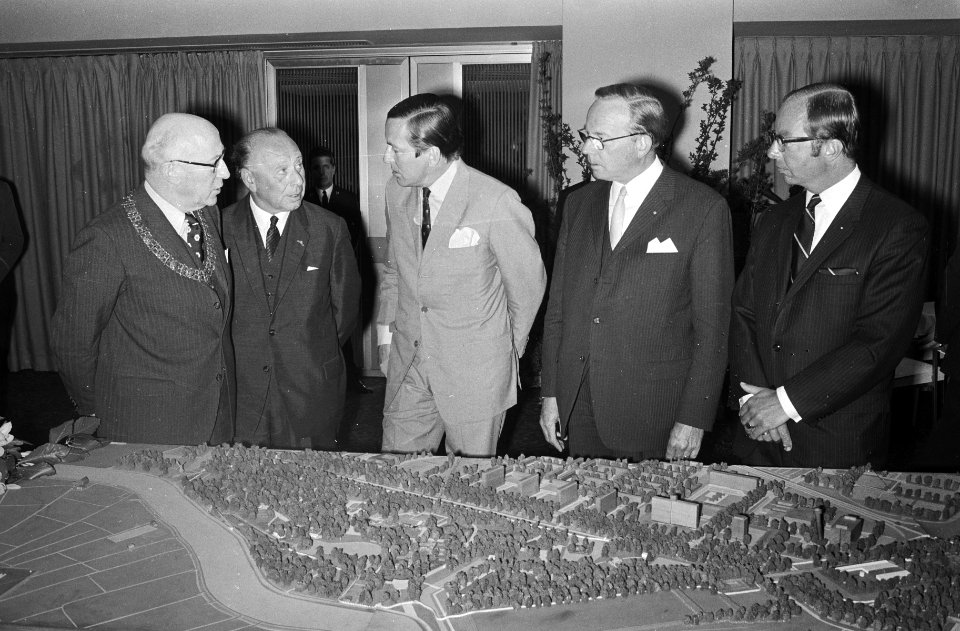 V.l.n.r. burgemeester Samkalden, baron Van Dedem, prins Claus en Hylkema (voorz…, Bestanddeelnr 924-5352