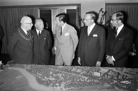 V.l.n.r. burgemeester Samkalden, baron Van Dedem, prins Claus en Hylkema (voorz…, Bestanddeelnr 924-5352