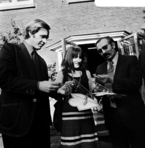 V.l.n.r. Jan Terlouw, Margriet Heymans en Henk Barnard met hun onderscheidingen, Bestanddeelnr 926-7871