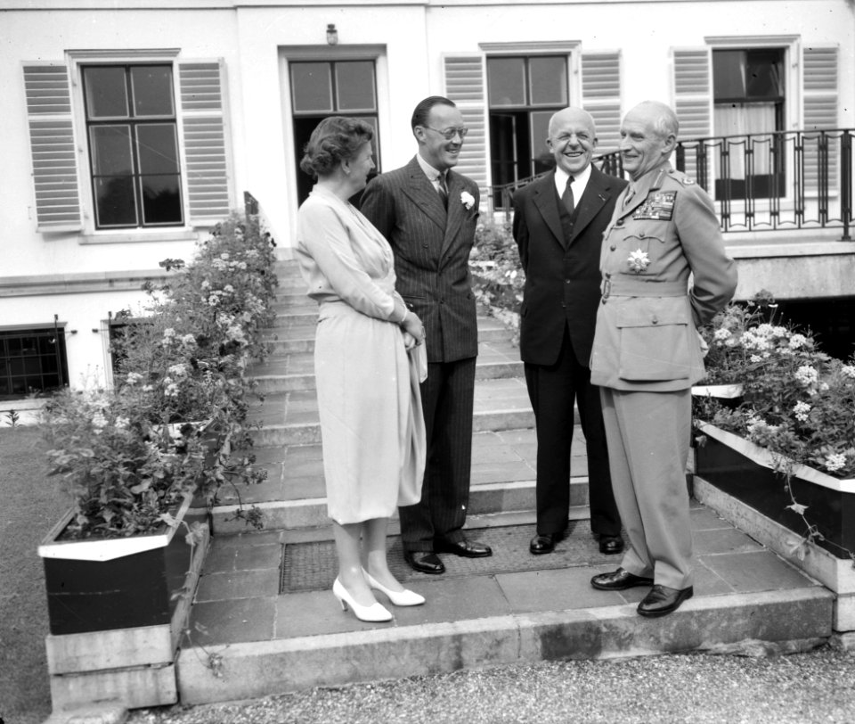 V.l.n.r. koningin Juliana, prins Bernhard, minister Staf van Defensie en veldma, Bestanddeelnr 909-6648