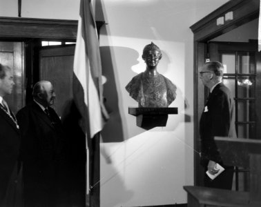 V.l.n.r. burgemeester Faber, H.G.J.M. Drabbe en H.W. Bloemers, Bestanddeelnr 916-3610