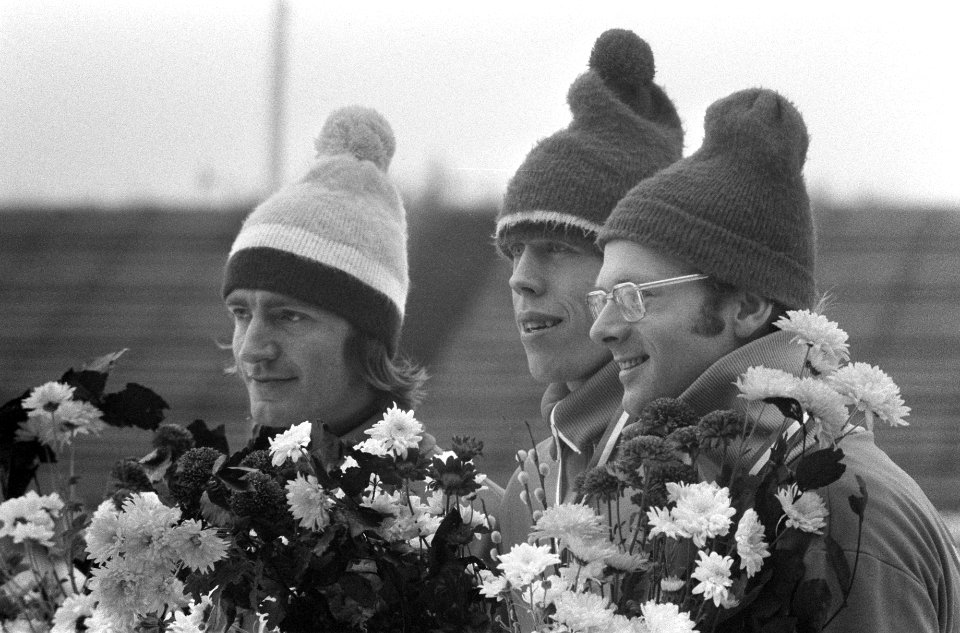 V.l.n.r. Kleine, Derksen en Kuipers met bloemen bij de prijsuitreiking, Bestanddeelnr 926-9379