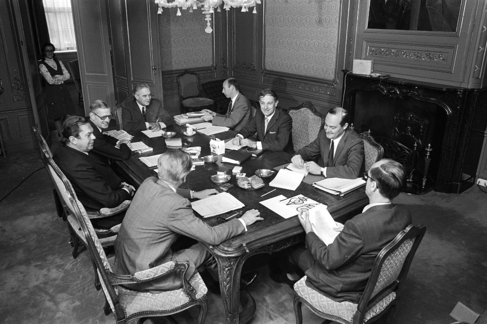 V.l.n.r. Biesheuvel (ARP), Udink (CHU), Geertsema (VVD) (achter), Veringa (KVP) , Bestanddeelnr 924-6283