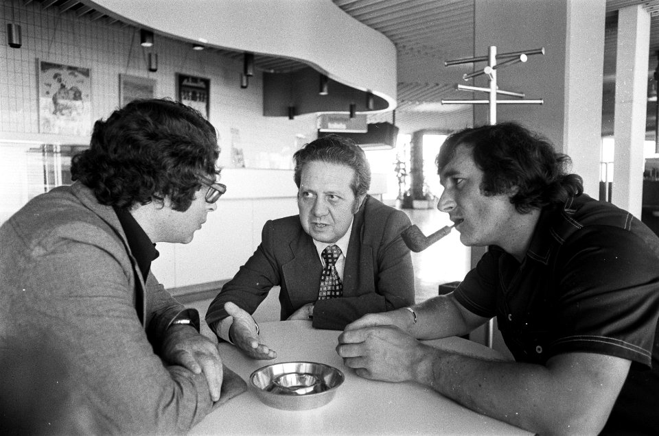 V.l.n.r. Ed van Thijn, Soares en Harry van den Bergh in gesprek, Bestanddeelnr 928-0756