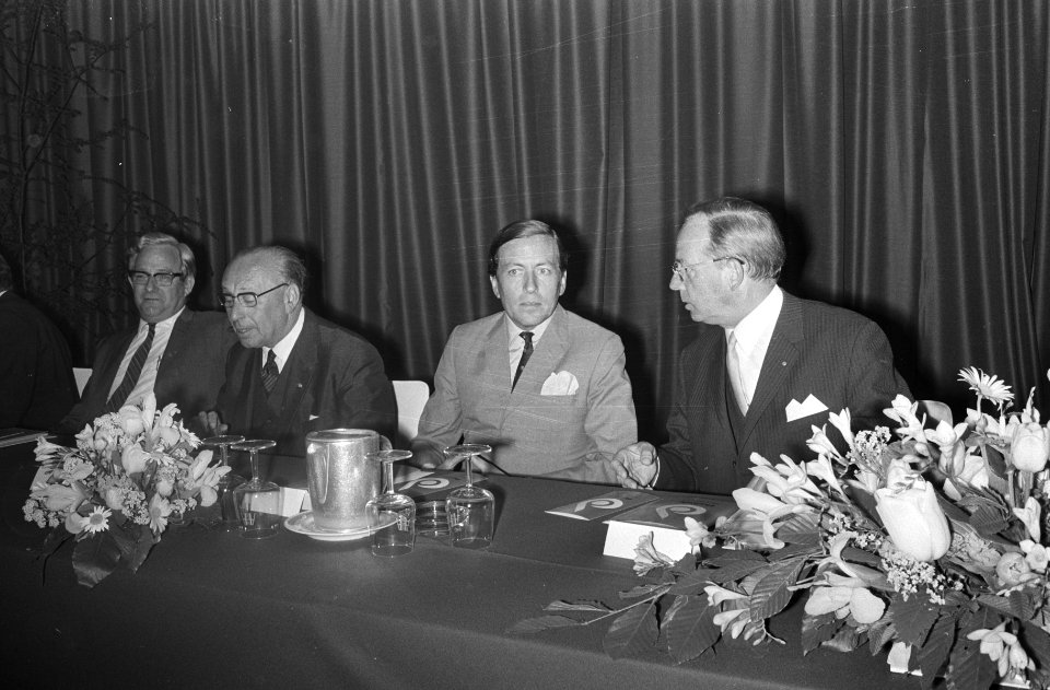 V.l.n.r. ..., baron Van Dedem, prins Claus en Hylkema (voorzitter van de stic…, Bestanddeelnr 924-5354