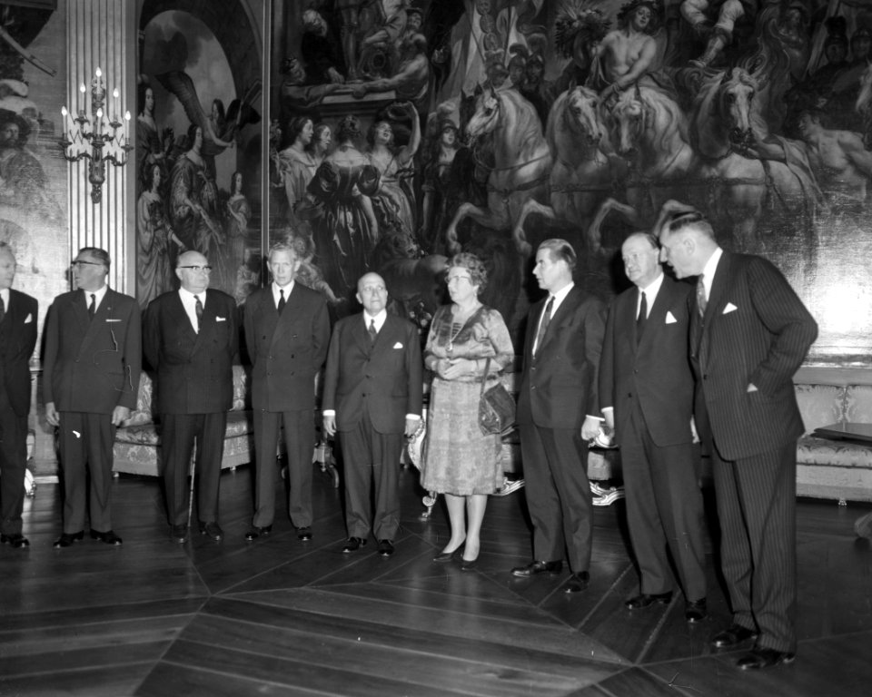 V.l.n.r.. Fayat, Schaus, Spaak, Couve de Murville, Piccioni, koningin Juliana, S, Bestanddeelnr 915-6735