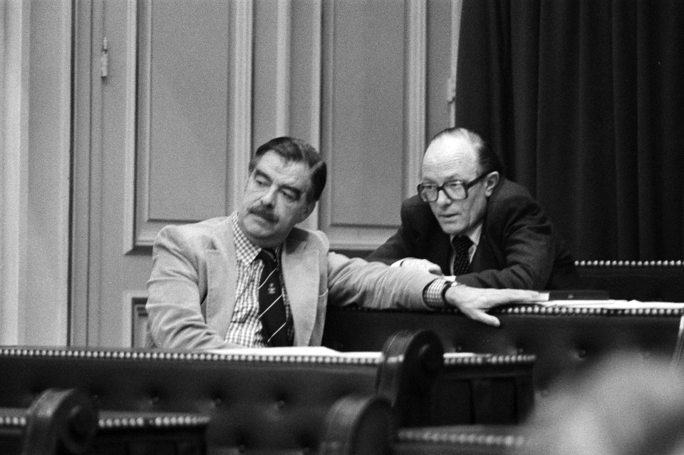 V.l.n.r. Ad Ploeg en Koos Rietkerk tijdens de debatten, Bestanddeelnr 931-2919
