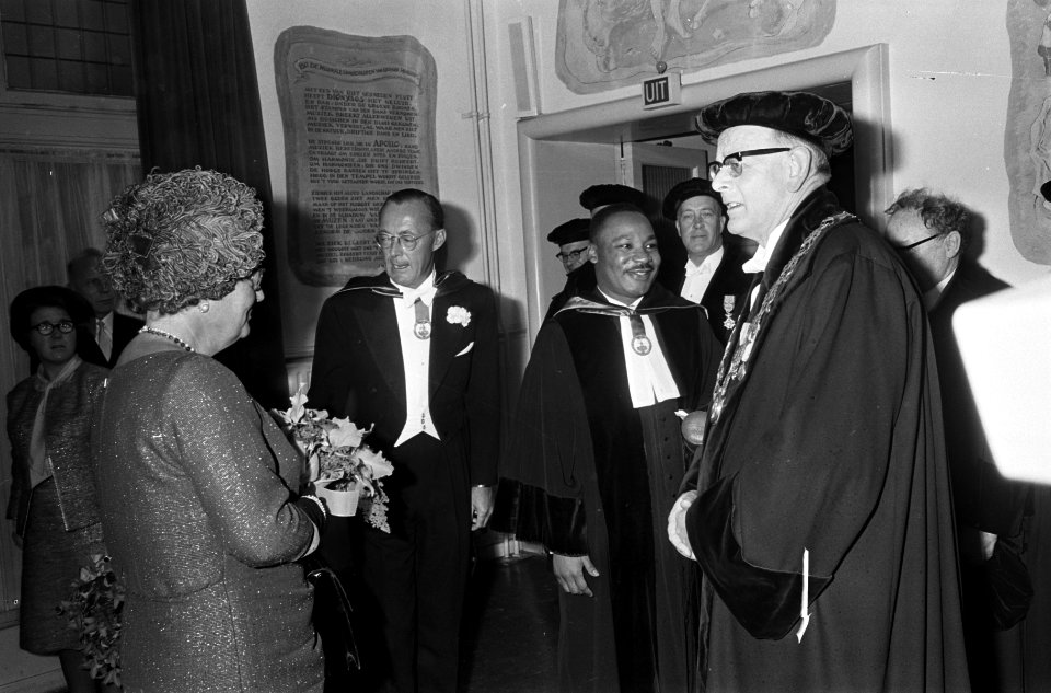 V.l.n.r. koningin Juliana, prins Bernhard, Martin Luther King en professor mr. …, Bestanddeelnr 918-3382