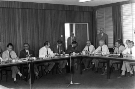 V.l.n.r. (zittend, 1e vier) de ministers Jaap Boersma (Sociale Zaken-half in bee, Bestanddeelnr 925-6128