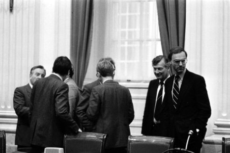 V.l.n.r. Deetman (Onderwijs), staatssecretaris De Graaf (Sociale Zaken), ministe, Bestanddeelnr 932-4437