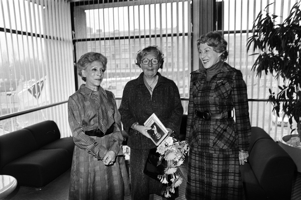 V.l.n.r. Caro van Eyck , koningin Juliana en Josephine van Gasteren, Bestanddeelnr 928-4721