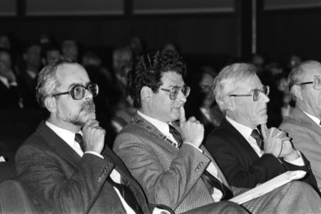 V.l.n.r. Dhr. J. de Lange (directeur Arbeidsbureau), burgemeester Van Thijn en m, Bestanddeelnr 932-7226
