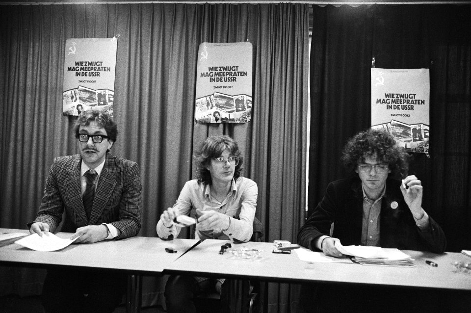 V.l.n.r. Dr. Arnold Evers, Jaap Groen en een voorlichter. Op de affiche staat , Bestanddeelnr 930-4865
