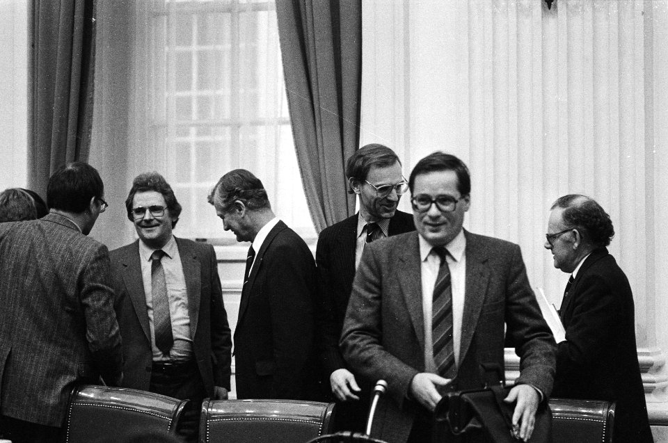 V.l.n.r. Deetman (Onderwijs), staatssecretaris De Graaf (Sociale Zaken), ministe, Bestanddeelnr 932-4436