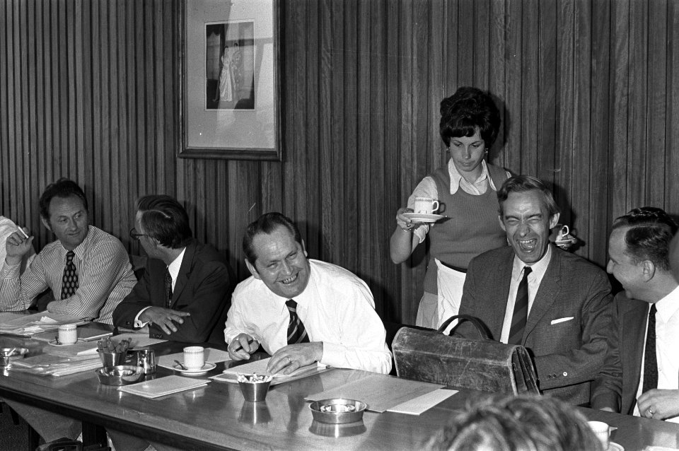 V.l.n.r. (zittend) de ministers Jaap Boersma (Sociale Zaken), Roelof Nelissen (F, Bestanddeelnr 925-6126