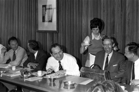 V.l.n.r. (zittend) de ministers Jaap Boersma (Sociale Zaken), Roelof Nelissen (F, Bestanddeelnr 925-6126
