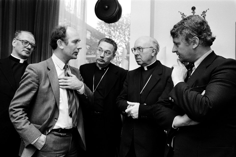 V.l.n.r. Dhr. Bert de Vries (fractievoorzitter CDA), bisschop De Kok, kardinaal , Bestanddeelnr 932-5804